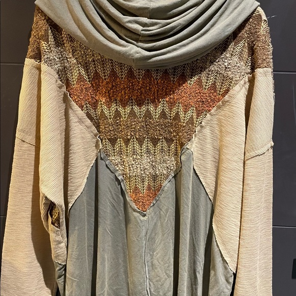 Pol hooded festival wear. Lightweight neutral colors - Picture 3 of 11